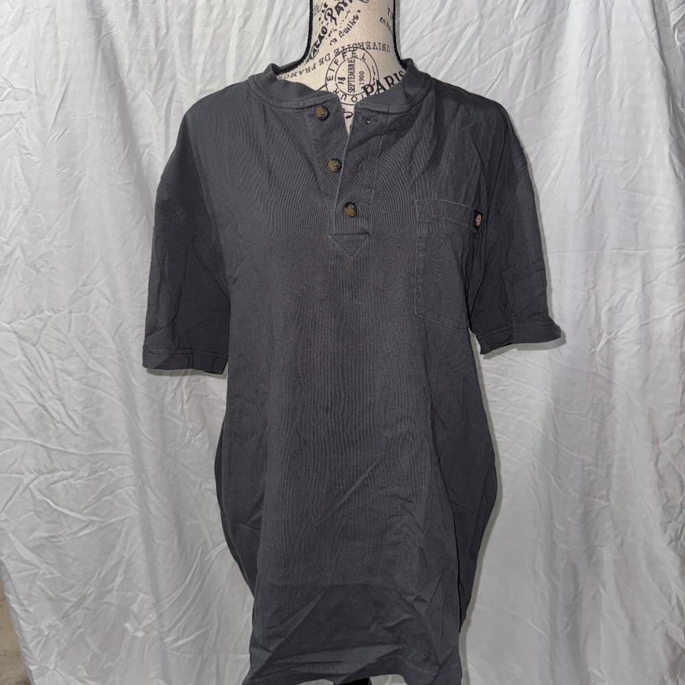 T-Shirt - Picture 1 of 4
